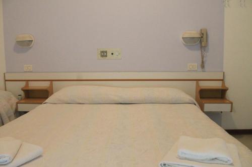 Double Room image 3