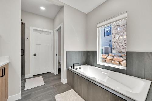 NEW 5 Bedroom House All Season Paradise Powder Mountain Views & Golfing - image 13