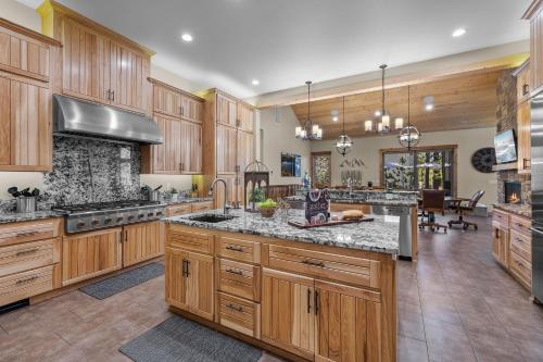 Executive 8BR 8 BA Luxury Lodge Home that Sleeps 20