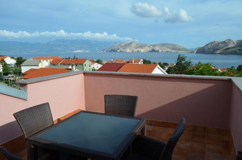 Three-Bedroom Apartment with Balcony and Sea View