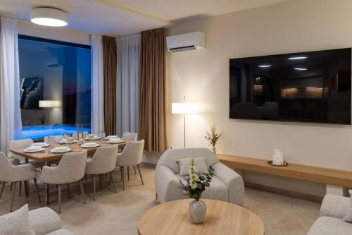 ห้องส่วนกลางสำหรับนั่งเล่น/ดูทีวี, Villa Kukurina - luxury service with view in โปตอซนิซา