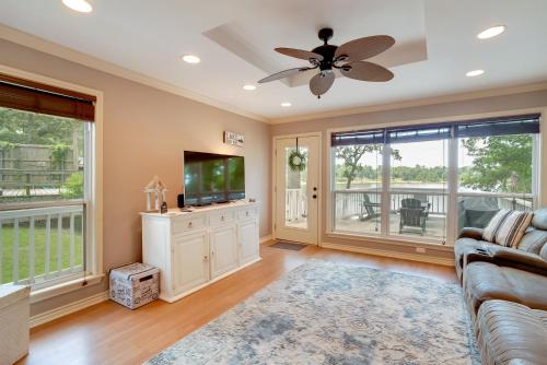'Lakeside Haven' w/ Deck & Views in Jefferson! in Jefferson (TX)