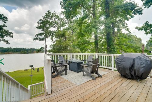 'Lakeside Haven' w/ Deck & Views in Jefferson! in Jefferson (TX)