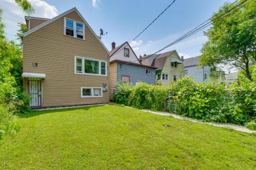 2 Mi to Rainbow Beach Park: South Side Charmer! in Woodlawn