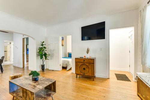 2 Mi to Rainbow Beach Park: South Side Charmer! in Woodlawn