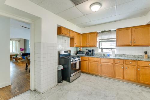 2 Mi to Rainbow Beach Park: South Side Charmer! in Woodlawn