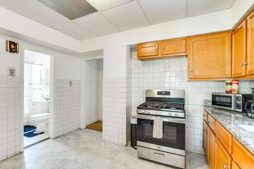 2 Mi to Rainbow Beach Park: South Side Charmer! in Woodlawn