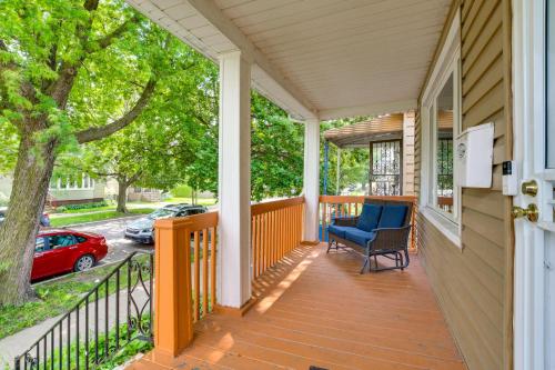 2 Mi to Rainbow Beach Park: South Side Charmer! in Woodlawn