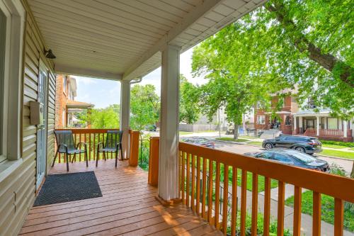 2 Mi to Rainbow Beach Park: South Side Charmer! in Woodlawn