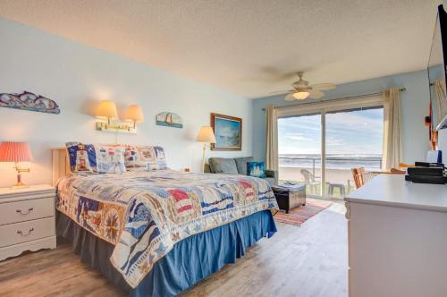 Ground Floor Beachfront Studio - Sleeps 3 Pool and Sauna
