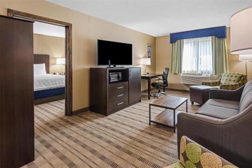 Best Western Airport Inn Warwick - image 7