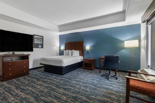 3 queen beds