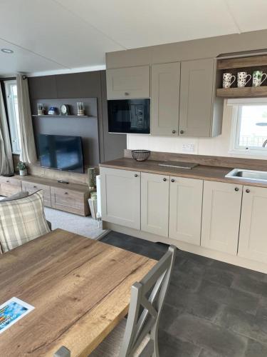 Serenity - Luxury Hot Tub, Sunnymede, Fantasy Island, Caravan with Ramped Access, Parking, Dog Friendly, Ingoldmells (photo 10)