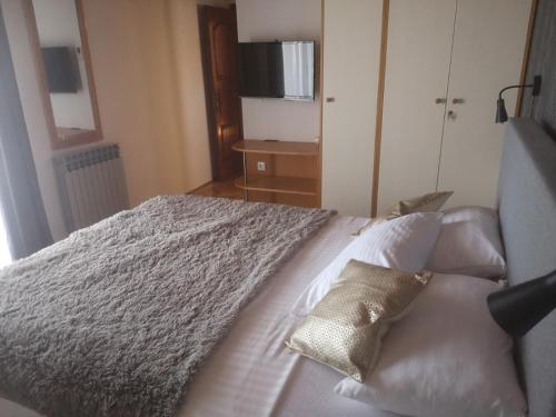Double Room with Balcony and Sea View image 5
