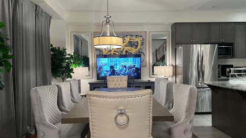 9 Queen Beds, 18 Guests-Kleinburg Luxe Crown Town Residence