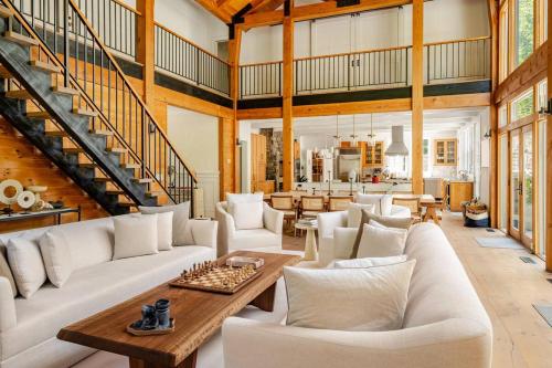 Luxurious 7Bedroom Retreat with Pool East Hamptons in East Hampton, USA