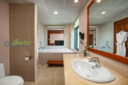 room detail thumbnail 2