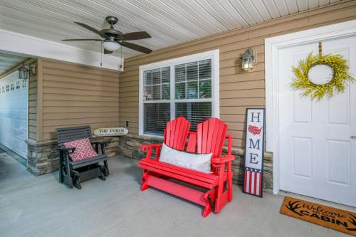 Sweet Pea Cottage Updated furnishings arcade game HOA Community Outdoor Pool in Pigeon Forge, USA