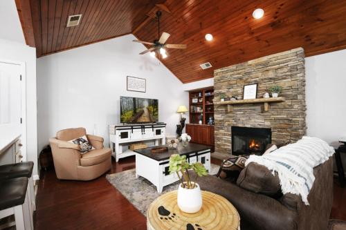 Sweet Pea Cottage Updated furnishings arcade game HOA Community Outdoor Pool - image 3