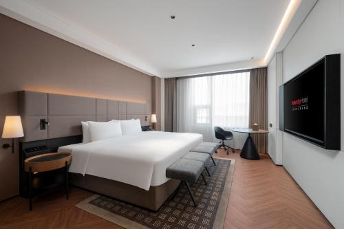 Queen Room with Garden View image 2