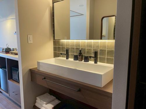 Standard Twin Room with River View image 4