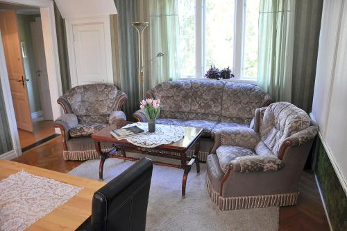 Shared lounge/TV area, Villa Ekebo Bed & Kitchen in Borgholm