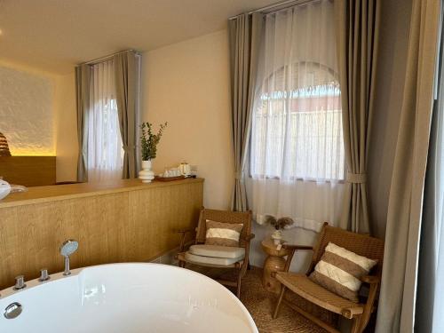room detail thumbnail 2