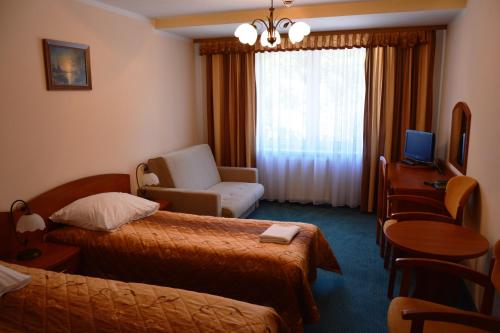 2 twin beds, 1 bunk bed