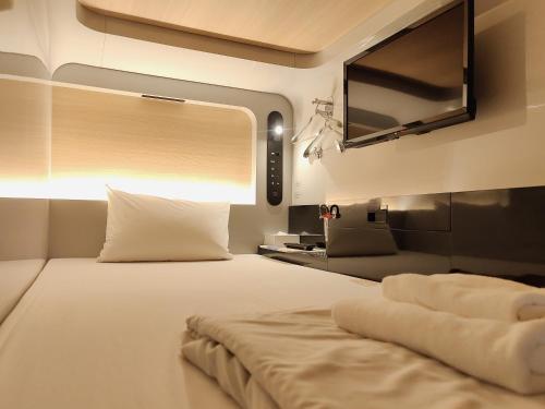 Economy Class Cabin - Male Only image 4