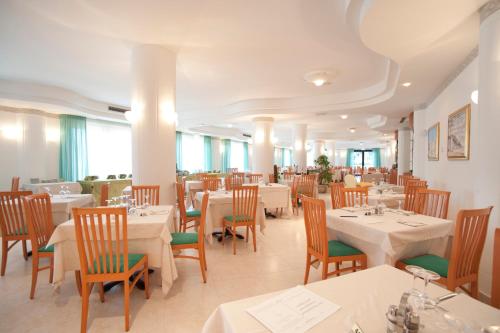 Oasiclub Hotel - image 8