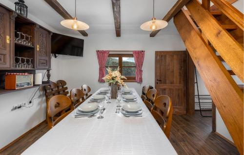 virtuve, Awesome Home In Jaskovo With Heated Swimming Pool in Donje Pokuplje