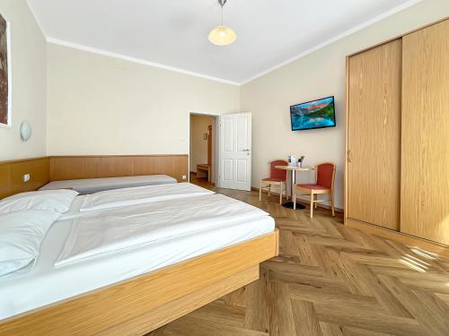 Double or Twin Room image 9