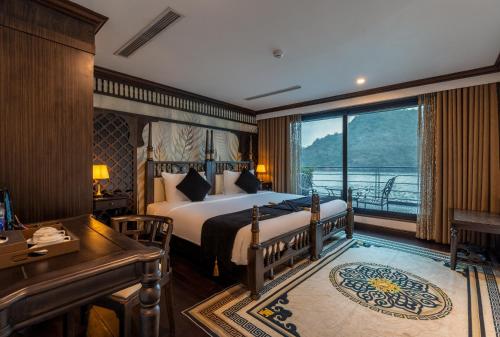 King Room with Balcony image 4