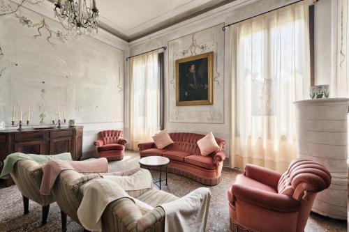 Big Scuderia Country Mansion 5500SquareFeet in San Pietro Viminario