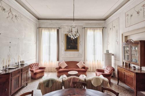 Big Scuderia Country Mansion 5500SquareFeet in San Pietro Viminario
