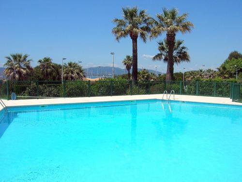 Apt 4 ppl, terrace, pool, A/C in Boulouris