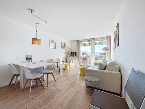 Apt 4 ppl, terrace, pool, A/C in Boulouris