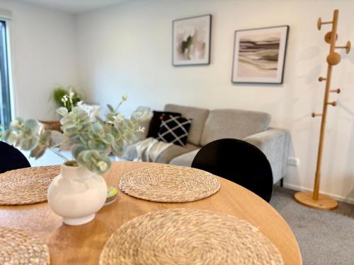 Cosy Townhouse Close to Wolfbook Arena One KM Away From Railway Station With Rare Onsite EV Car Park – khách sạn tại Addington