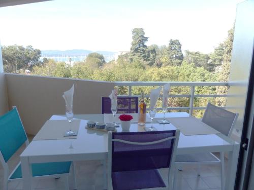 Apt 4 ppl, terrace, pool, A/C in Boulouris