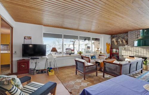 2 Bedroom Pet Friendly Home In Thisted in Sjorring