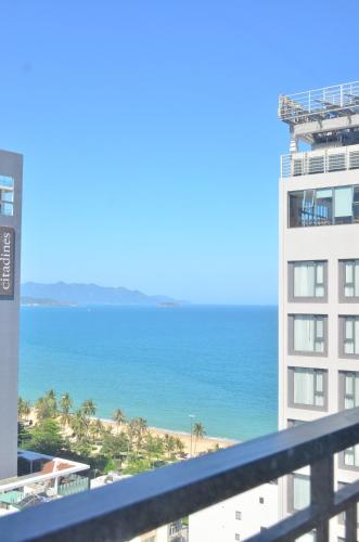 Deluxe Partial Ocean View with Balcony image 7
