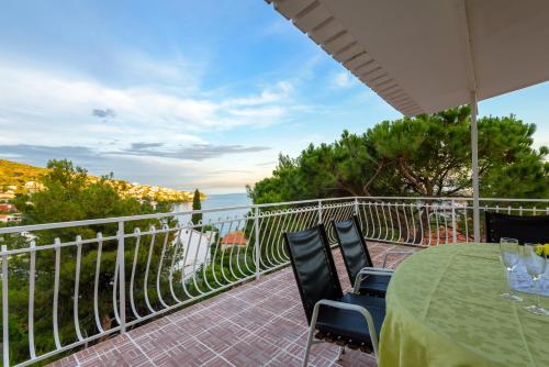 2 bedrooms, 3 beds