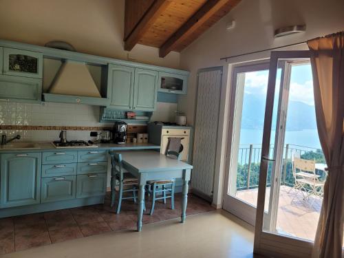 La Bella Vista-panoramic lake view, terrace & swimming pool in Fonteno