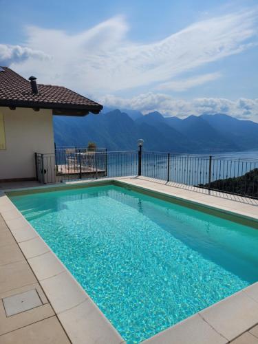 La Bella Vista-panoramic lake view, terrace & swimming pool in Fonteno