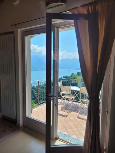 La Bella Vista-panoramic lake view, terrace & swimming pool in Fonteno