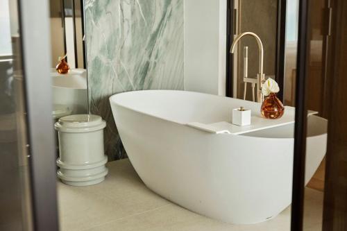 Seafront King Suite                         image 10