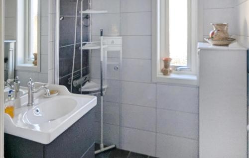 화장실, 3 Bedroom Nice Home In Bastuträsk (3 Bedroom Nice Home In Bastutrask) in 볼리덴
