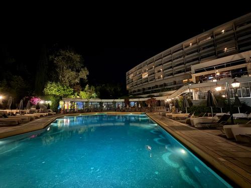 Zwembad, Hotel Corfu Holiday Palace in Corfu Island