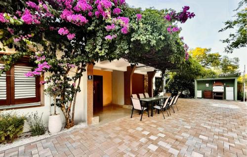 2 Bedroom Beautiful Apartment In Pakostane - Location saisonnière - Pakoštane