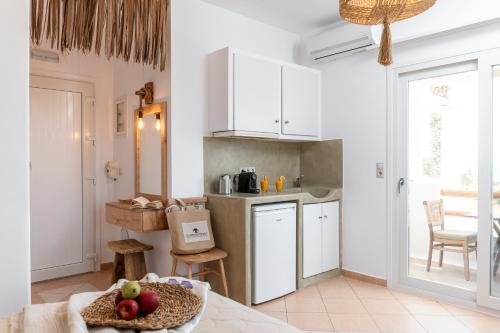 المرافق, جلارونيسي بيتش (GLARONISSI BEACH) in Plaka Beach